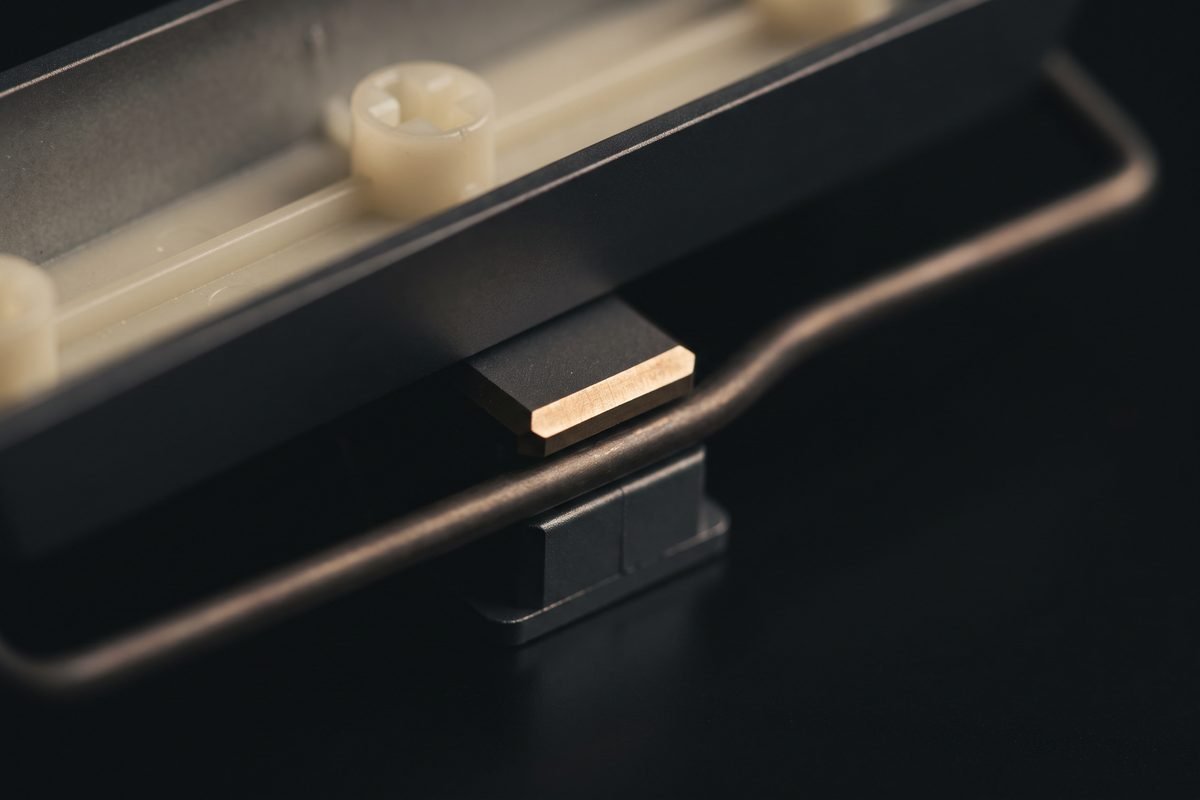 Stabiliser under a long key, macro detail render